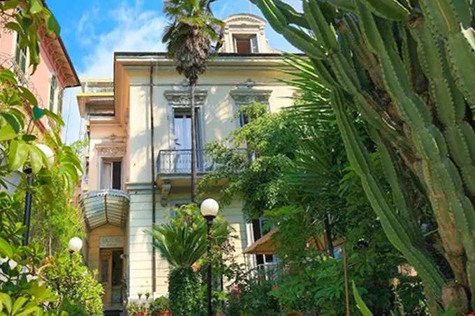 La facciata dell'Hotel Liberty